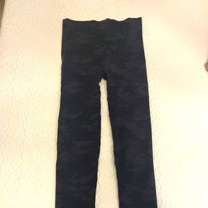 SPANX CAMO LEGGINGS SIZE MEDIUM